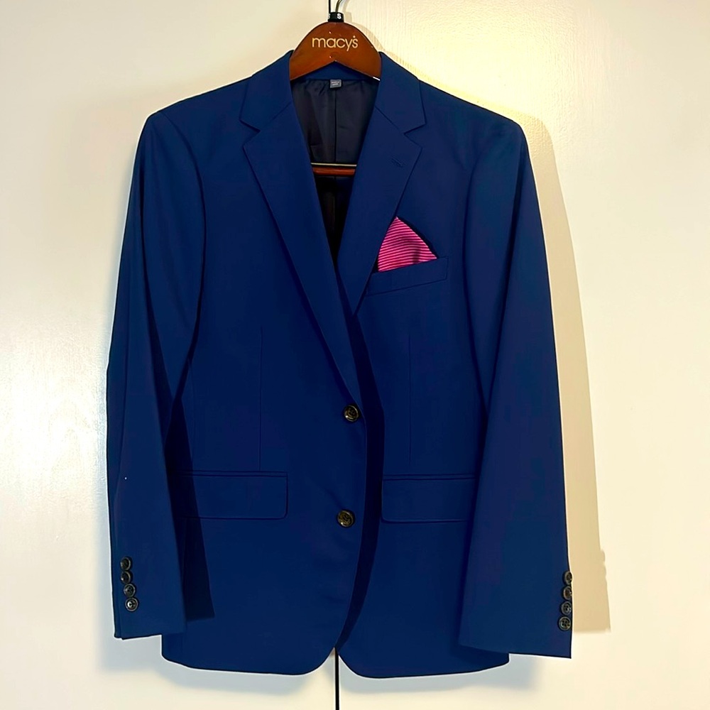 BONOBOS Men’s blue suit with pocket square